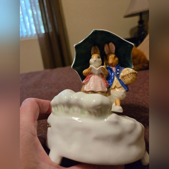 Vintage Rabbits In The Snow By Beatrix Potter Peter Rabbit By Schmid Music Box - Picture 4 of 7